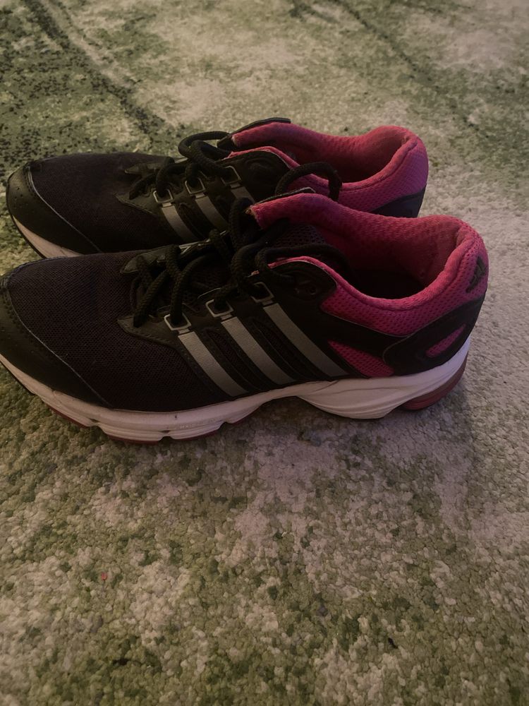 Adidasy czarno- różowe running dla kobiet