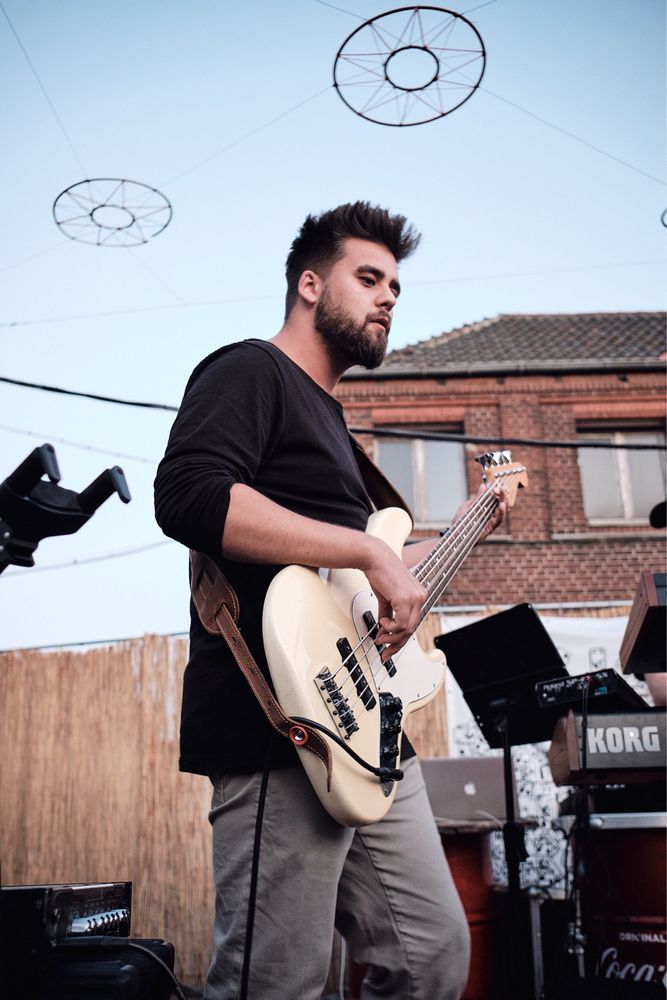 Lekcje gry na gitarze basowej. Nauka gry na basie. Wrocław lub ONLINE