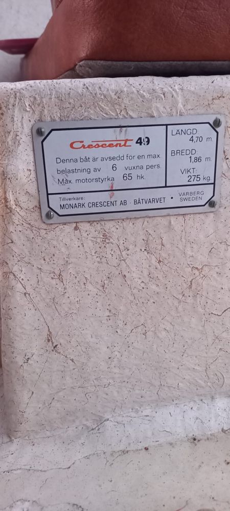 Łódka kabinowa z silnikiem zaburtowym