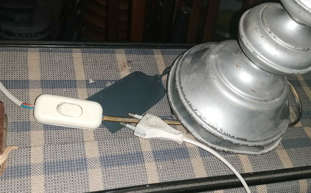 Candeeiro mesinha cabeceira, muito antigo, por 5€