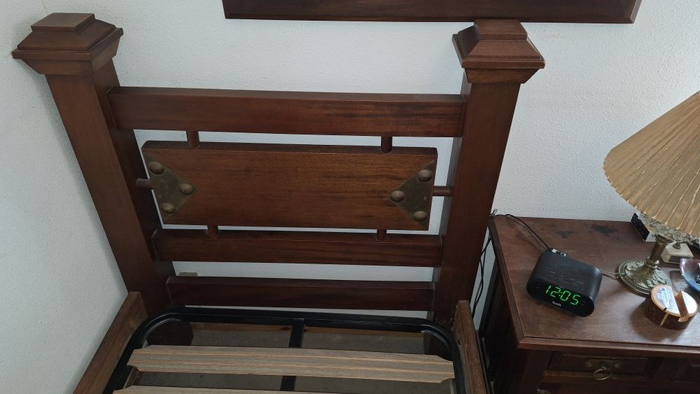 Camas de solteiro em madeira maciça