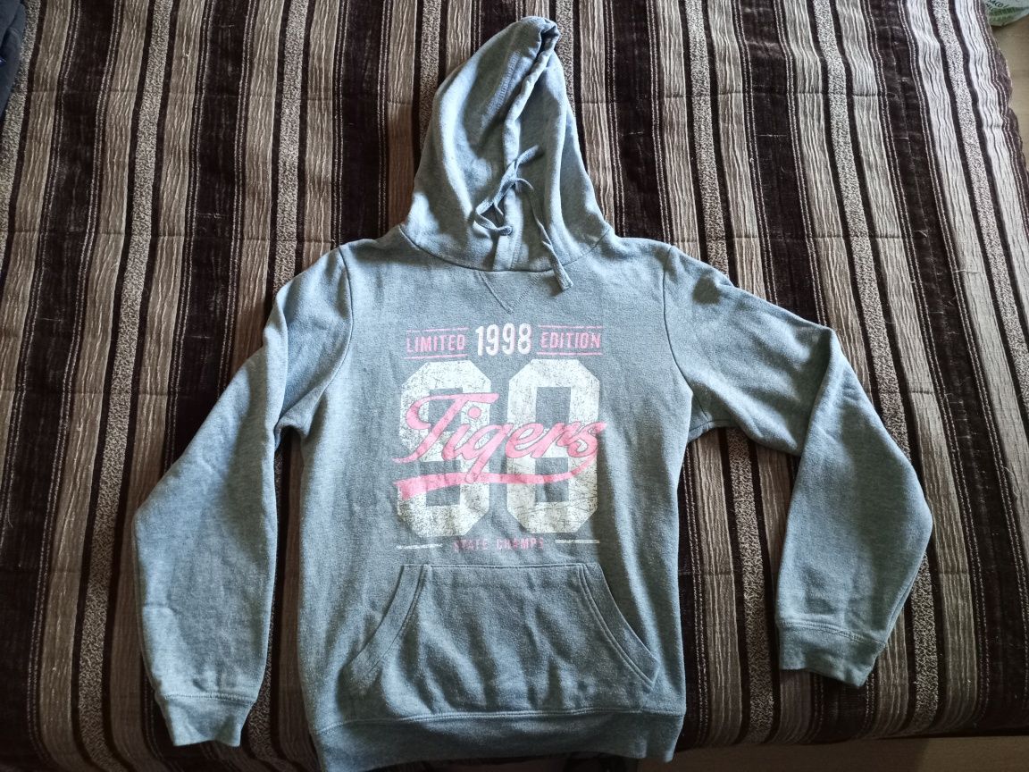 Camisola com gorro em tom cinza com letras brancas e rosa