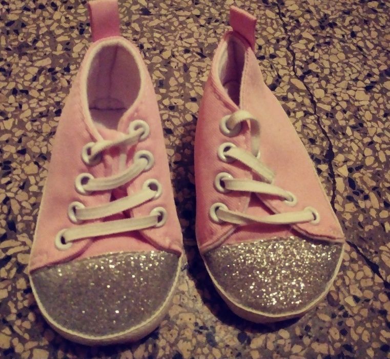 Sprzedam buciki czapeczki dla chłopczyka i dziewczynki w dobrym stanie