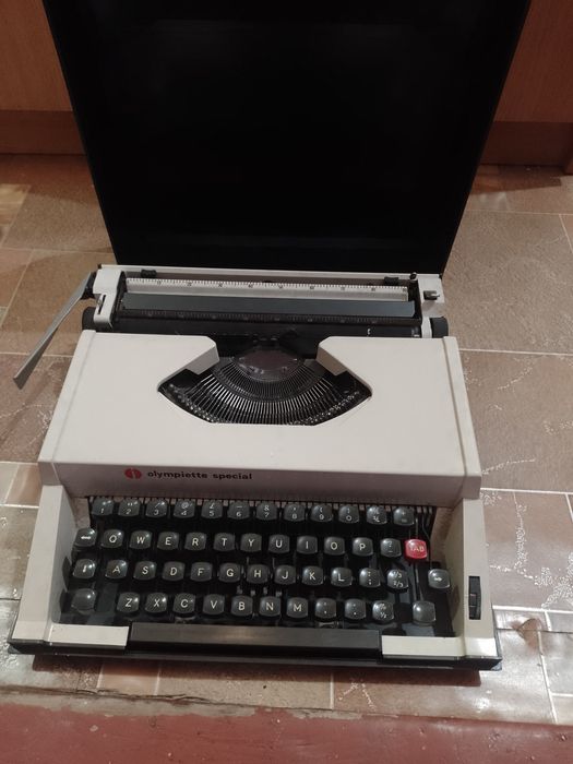 Друкарська машинка латиниця Італія