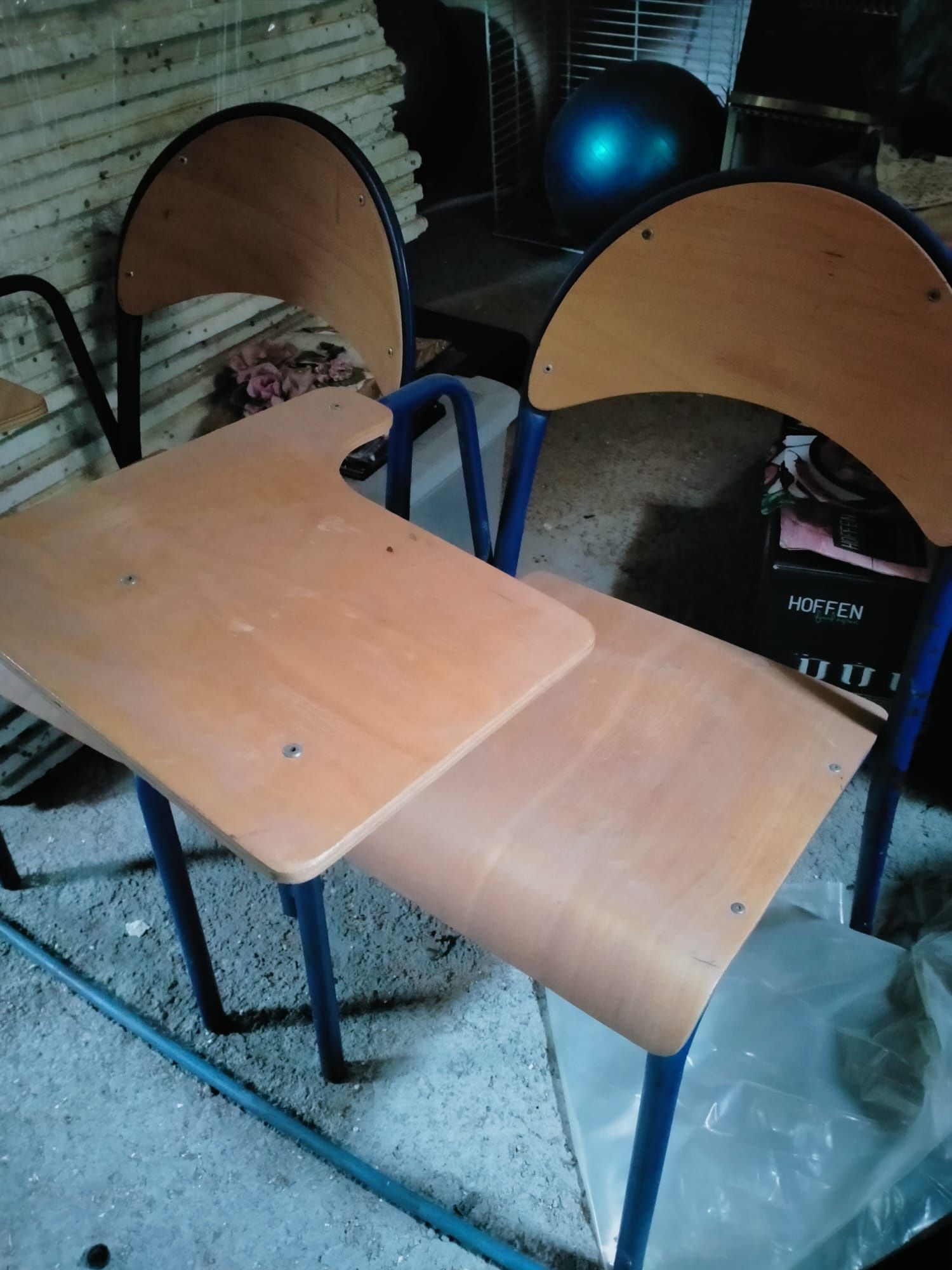 Krzesełka szkolne z blatami