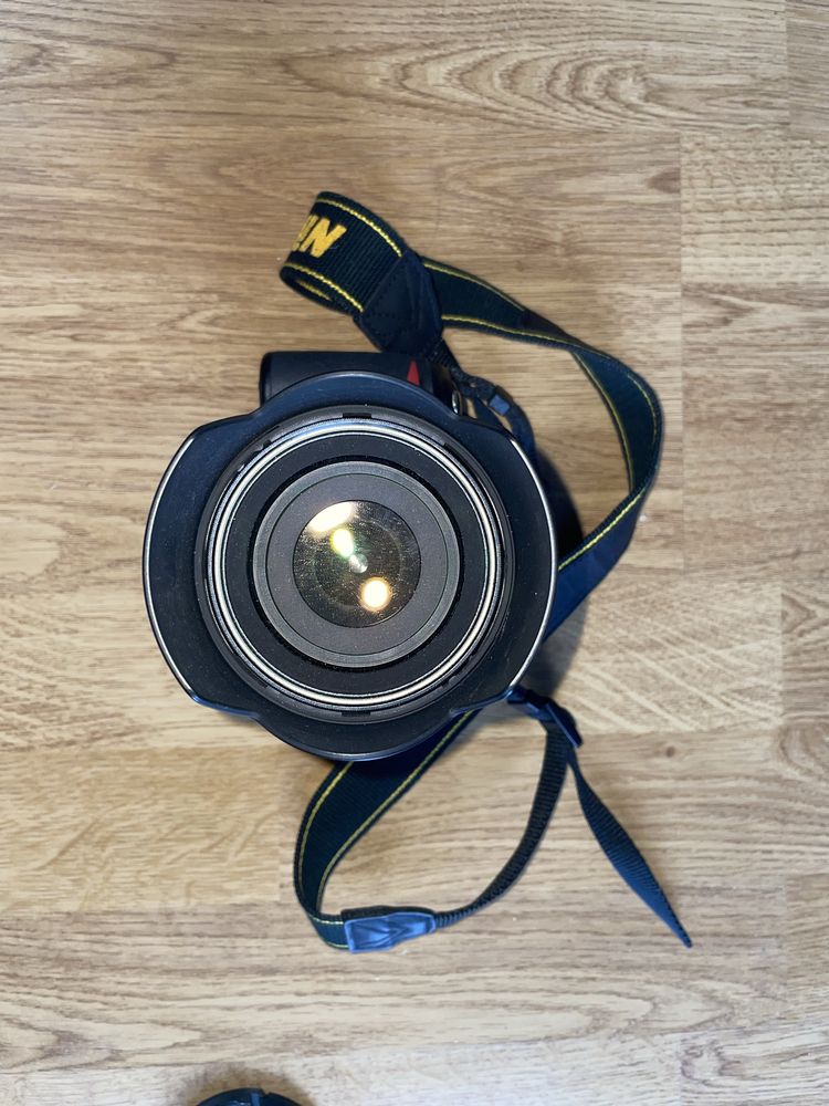 Aparat Nikon D3100 wraz z obiektywnem, paskiem, ładowarką i pokrowcem