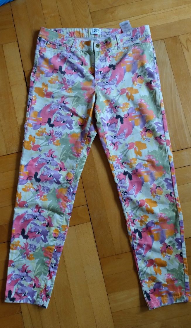 Kolorowe spodnie Vero Moda we wzór kwiatów, rozmiar M, NOWE