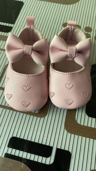 Капчики, туфульки, пінетки, босоніжки на один рік, перше взуття