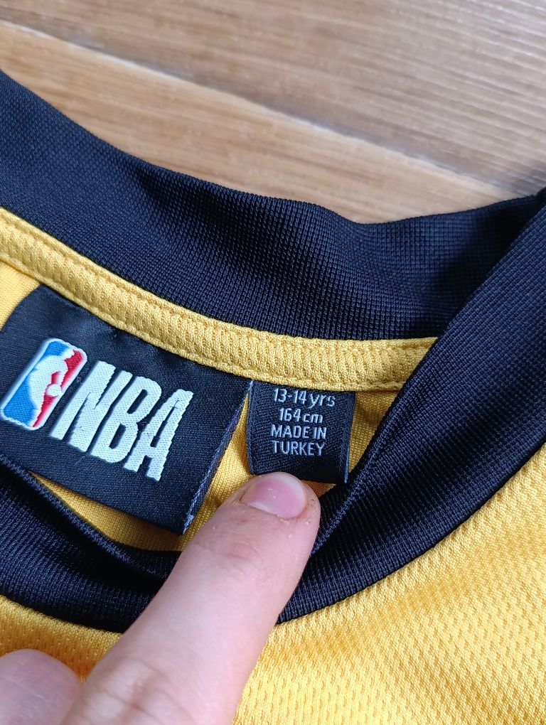Продам футболку Lakers