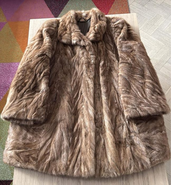 Karmelowe futerko z norek, z kołnierzem i kieszeniami