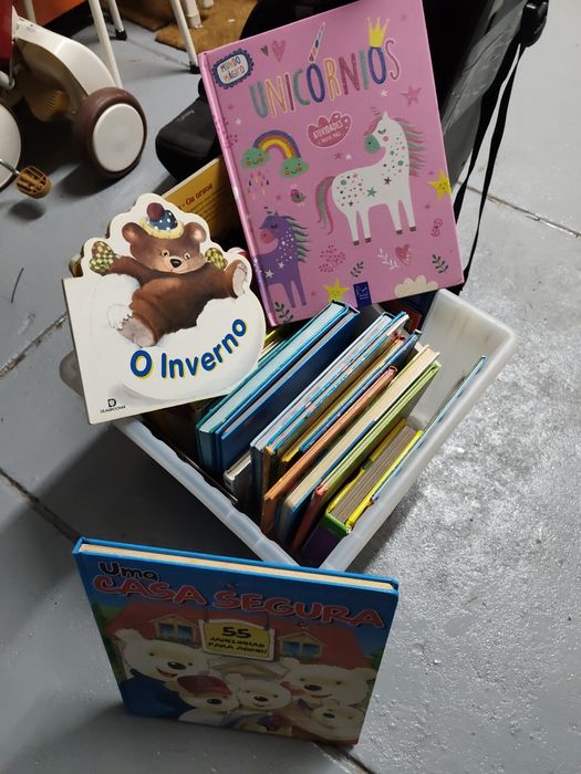 Livros infantis variados