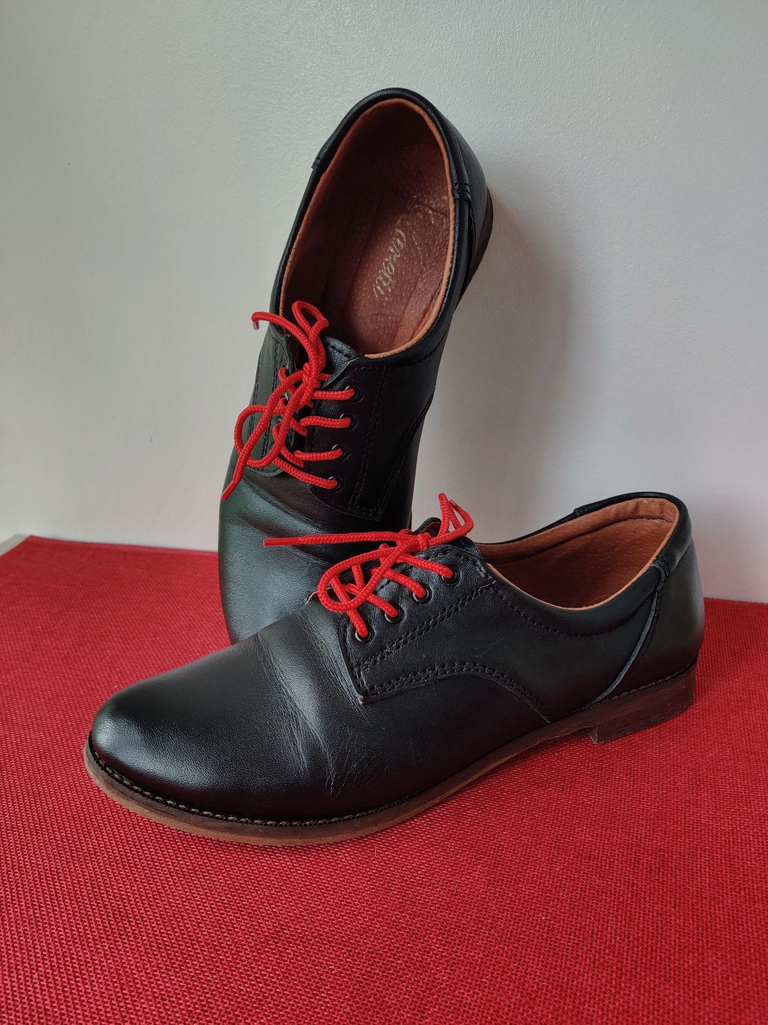 Черные класические туфли из натуральной кожи