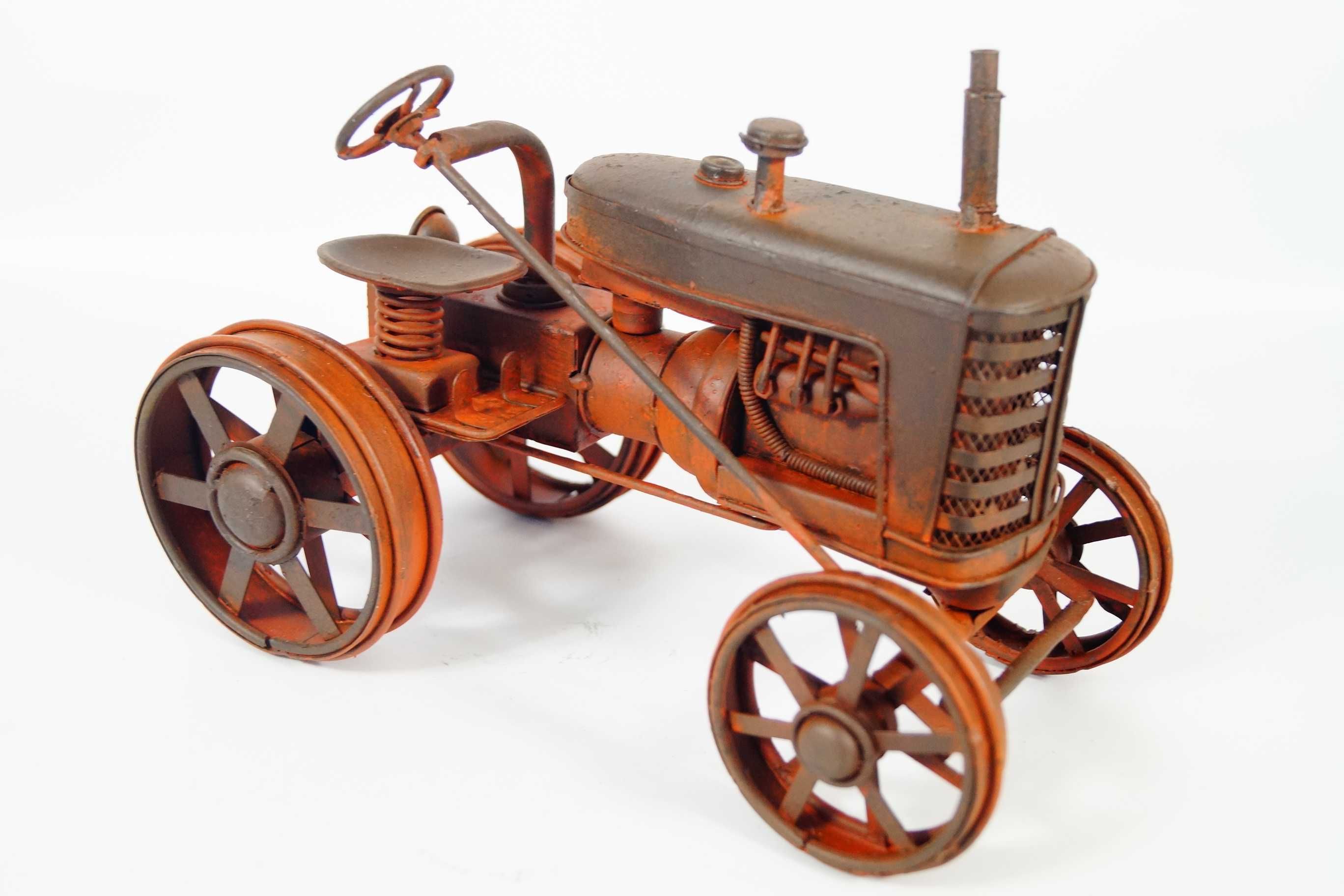Metalowy pojazd traktor - rekwizyt stary model