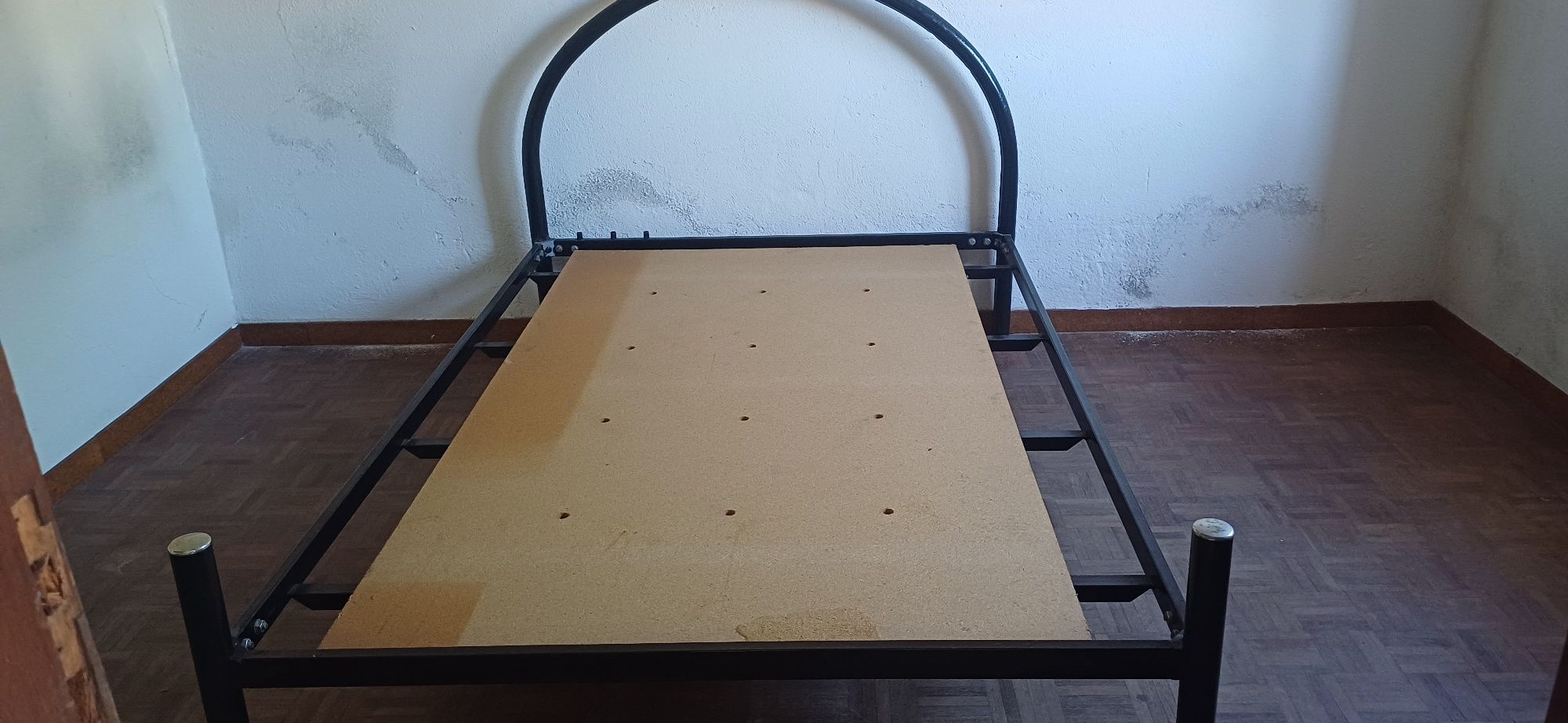 Cama de ferro com estrado