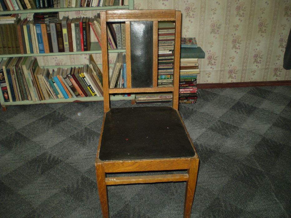 Стул советский деревянный.