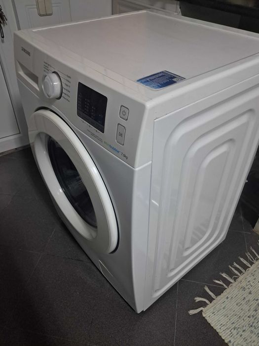 Máquina de Lavar Roupa Samsung EcoBubble 7 kgs a funcionar bem