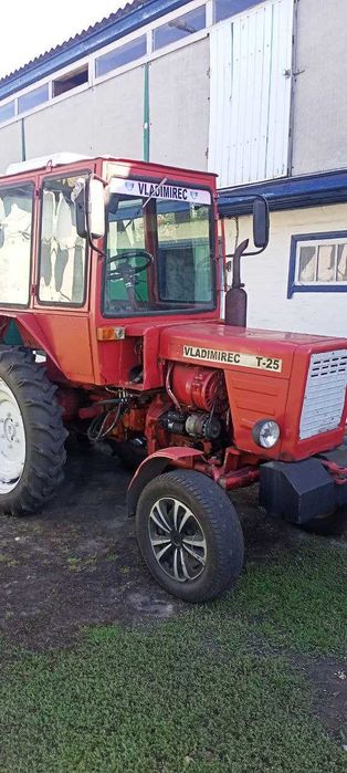Трактор Т-25 червоний