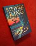 HOLLY Stephen King, barwione brzegi
