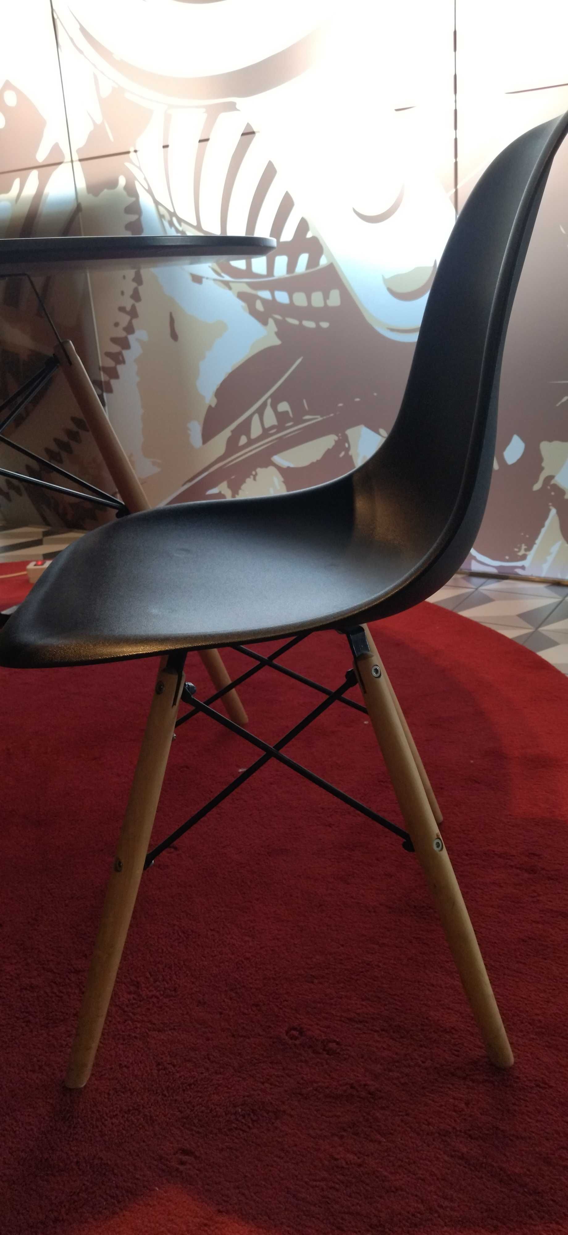 Conjunto Mesa Redonda + 4 Cadeiras + Carpete – Estilo Moderno