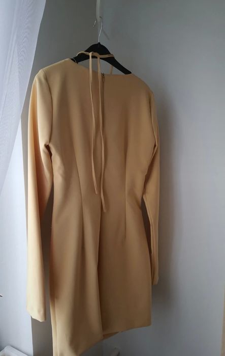 Żółta sukienka mini z wiązaniem