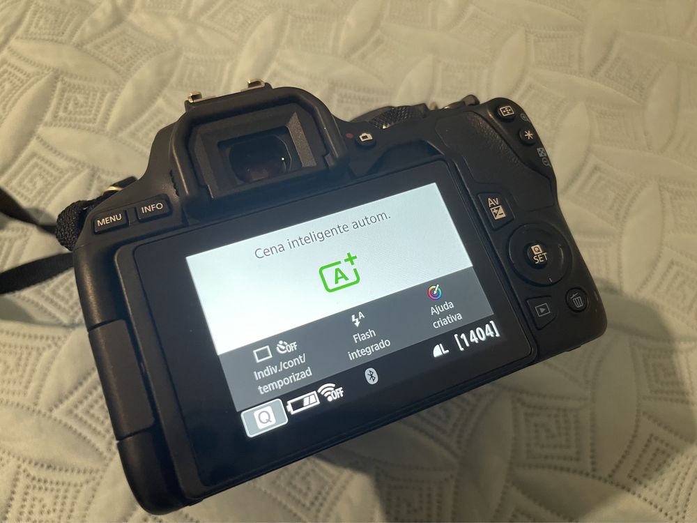 Canon EOS 250D + mala + carregador + Cartão memória