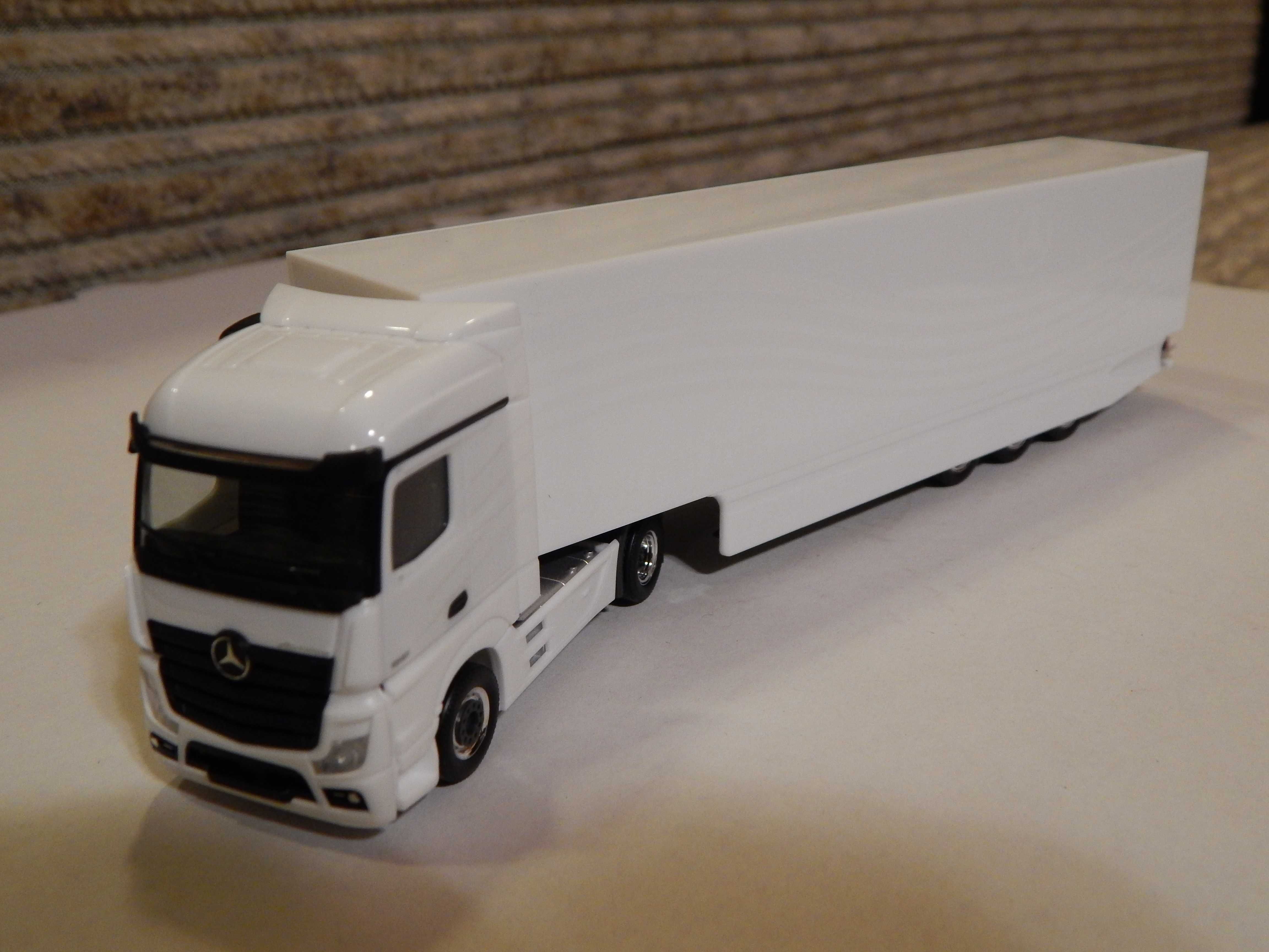 Modelik Mercedes-Benz Actros StreamSpace z naczepą 1:87