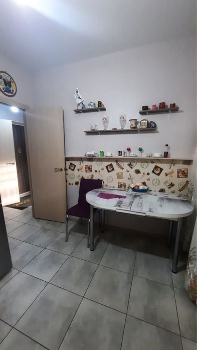 Продам хорошую однокомнатную Жк 7 Небо! Средний этаж! Укомплектована!