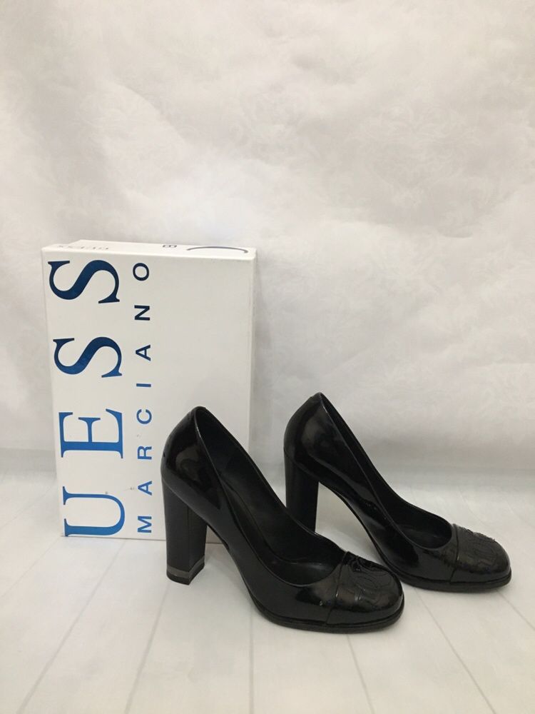 Стильные женские лаковые туфли Guess