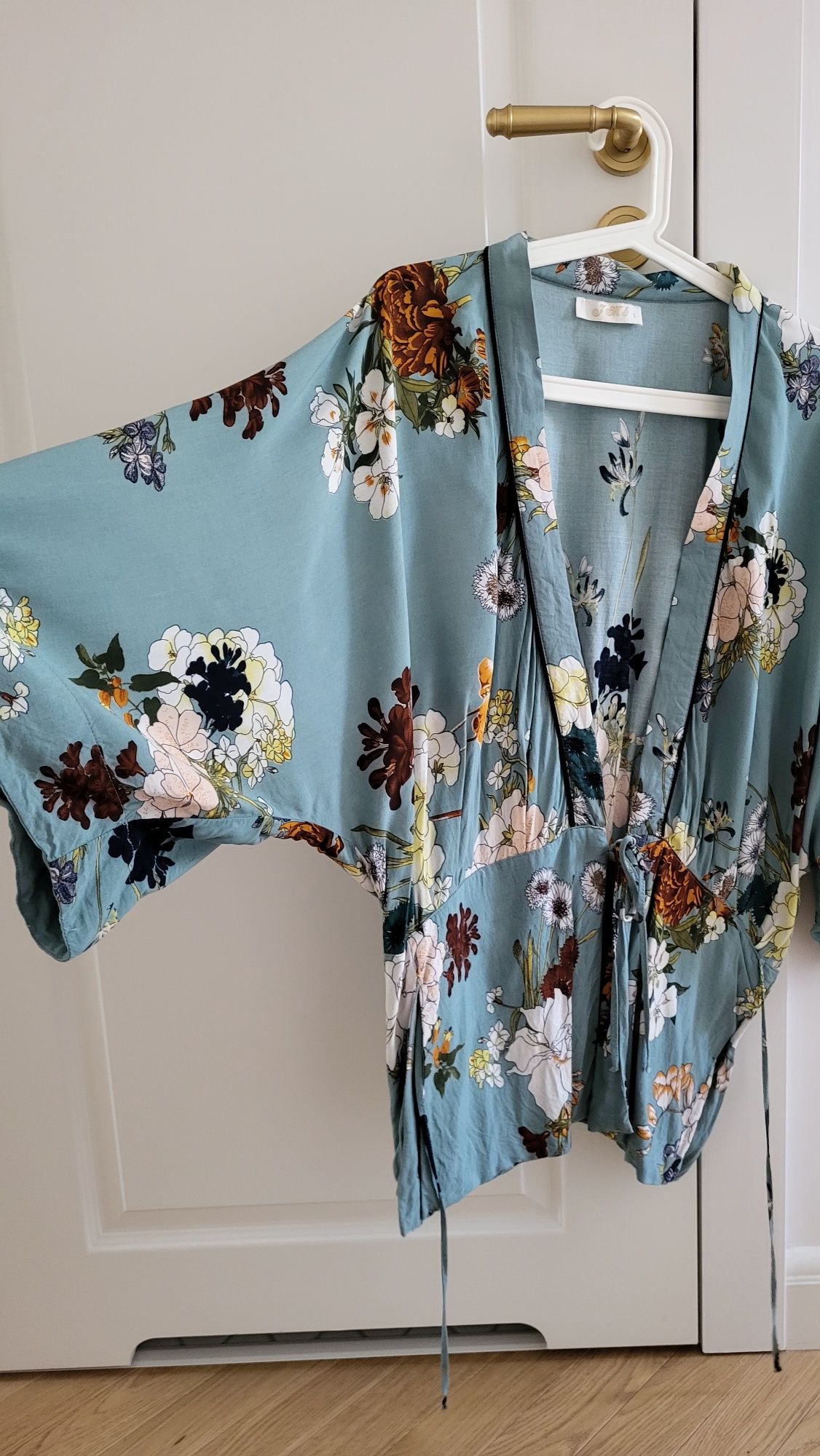 Kimono narzutka w kwiatowy wzór