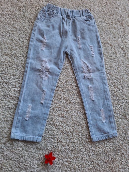 Spodnie jeansowe, zwężane, bielone z dziurami: gadżeciarskie: Zara