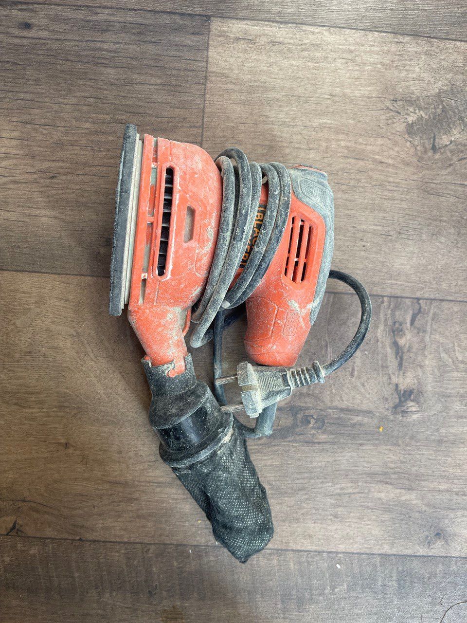 Szlifierka mimośrodowa BLACK+DECKER KA199 o mocy 240 W.