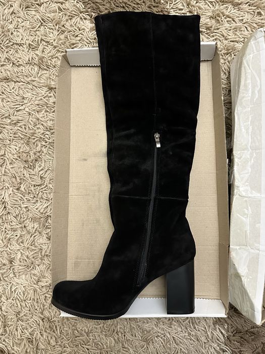 Продам зимові натуральні замшеві чоботи.