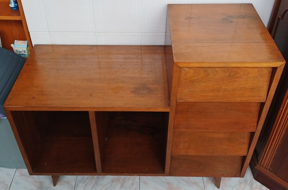 Móvel de arrumação em madeira maciça