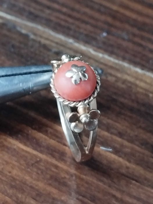 Złoty pierścionek z koralem ręcznie robiony