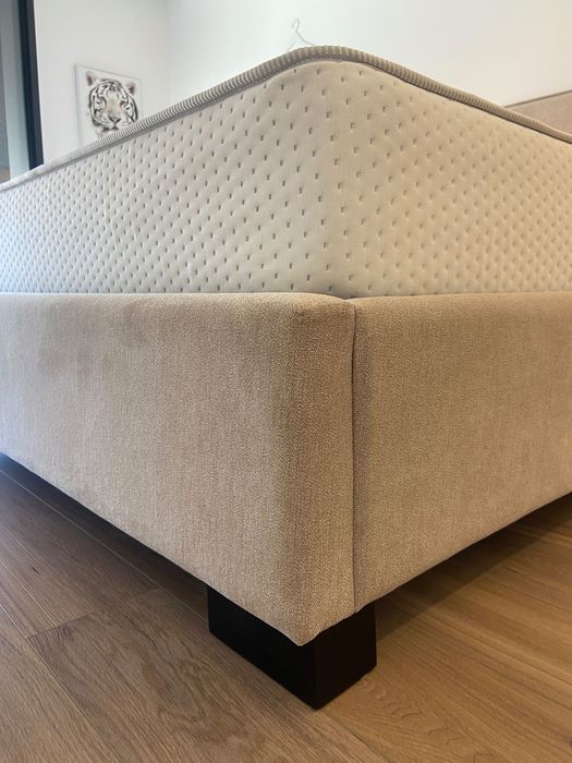 Cama + colchão + candeeiro de mesa de cabeceira