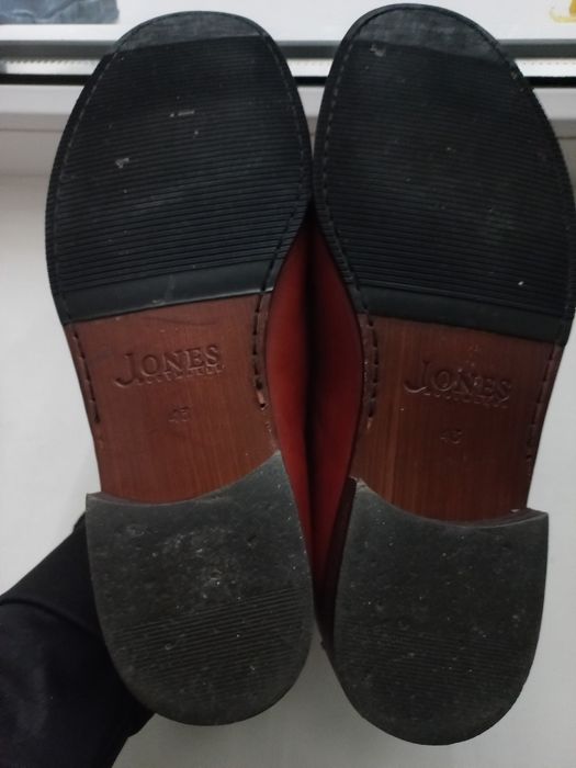Jones Bootmaker,Британия