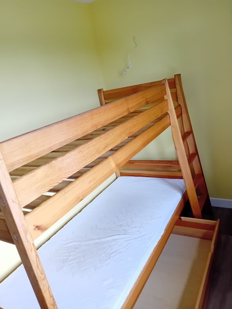 Łóżko piętrowe z szufladą