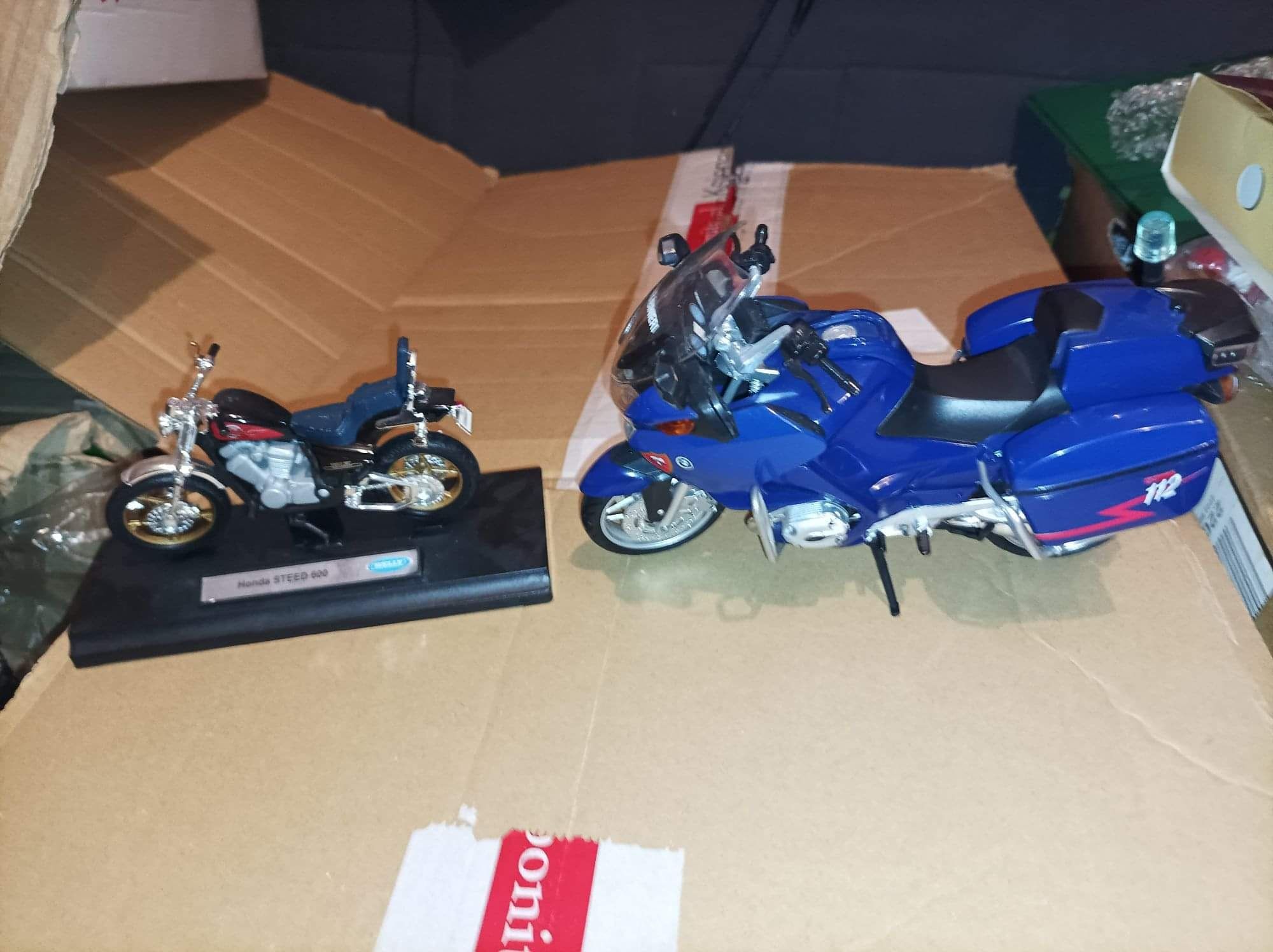 Model motoru BMW R1200 RT Carabinieri skala 1:12 New Ray