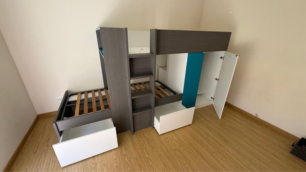 Cama beliche com gavetas e roupeiro em ótimo estado
