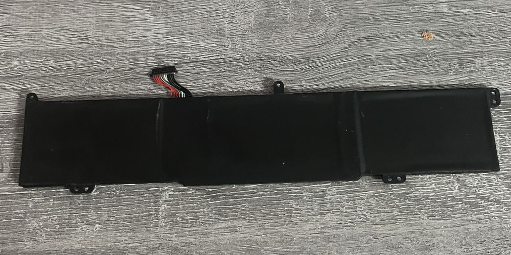 Продам оригінальний акумулятор Lenovo (L18M3PF1 / 5B10W13926)
