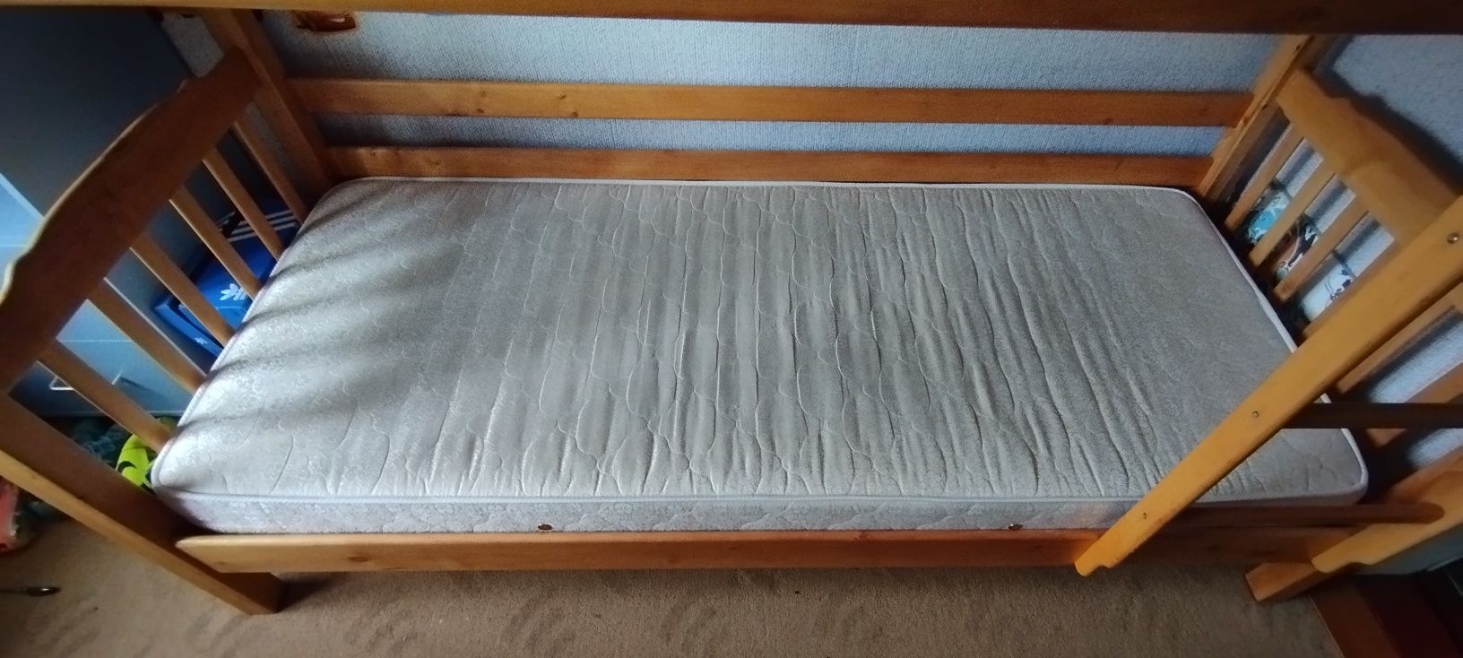 двухярусна дерев'яна кровать