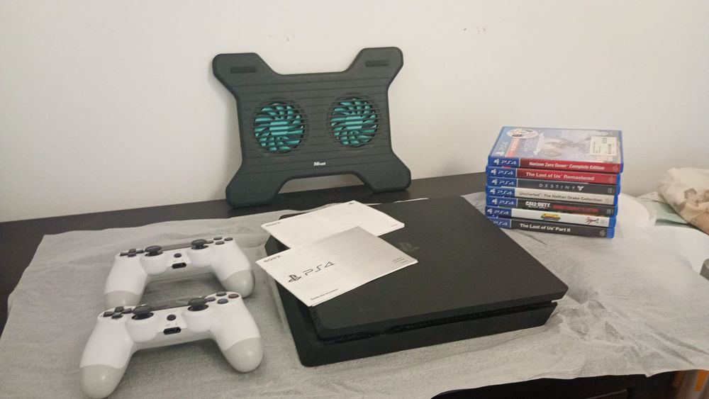PS4 Slim 1TB + Jogos + Comandos + Base Refrigeração