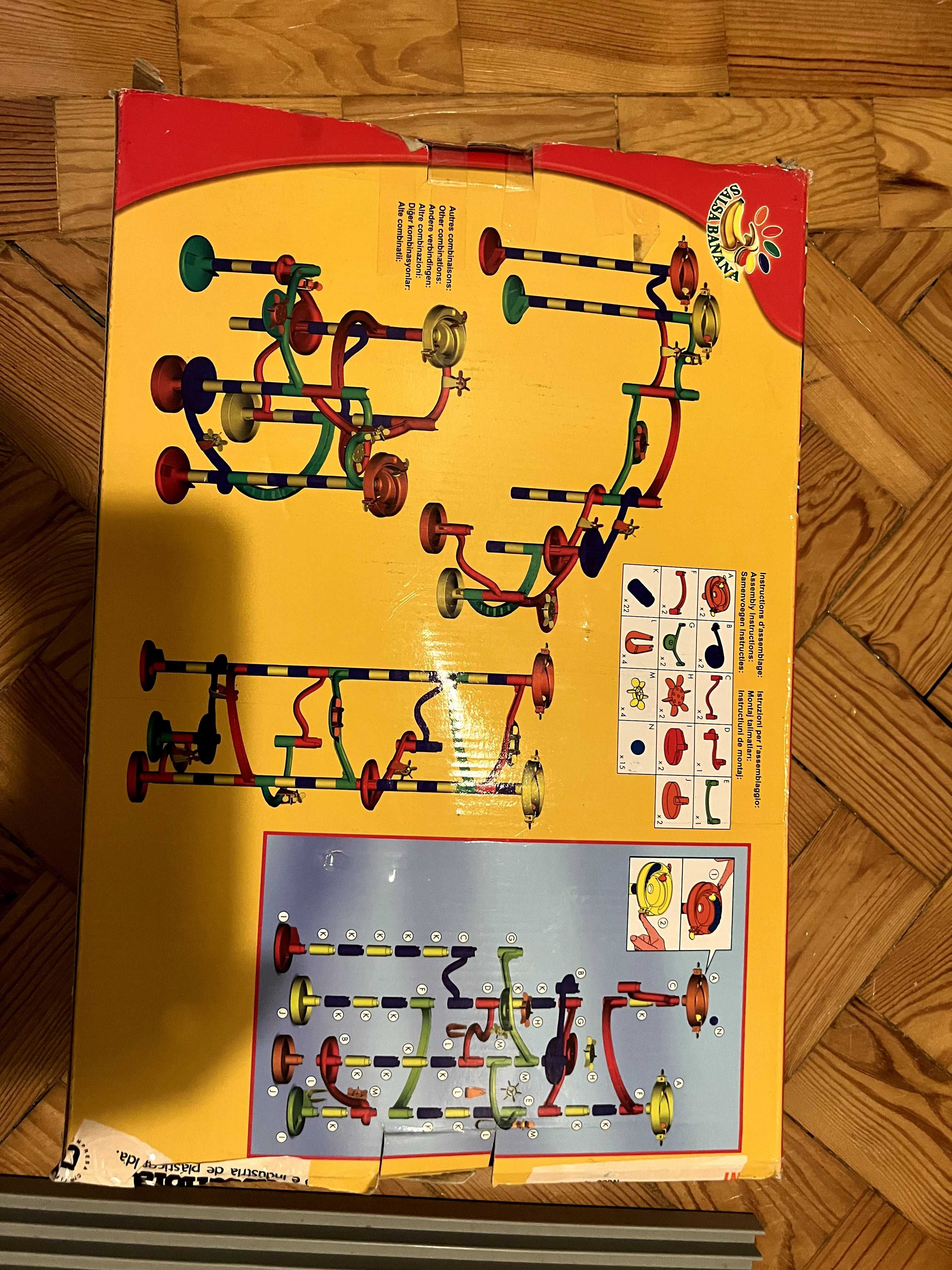 Jogo criança circuito de bolas