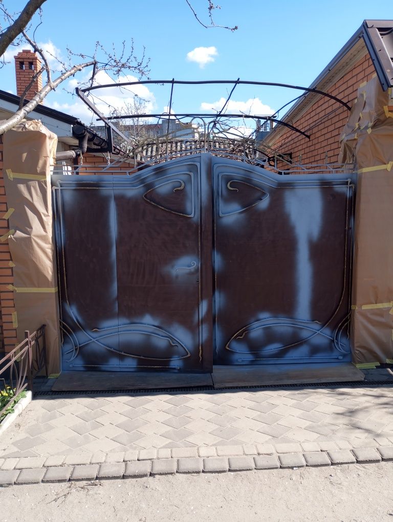 Покраска ворот, крыш (металл шифер) железобетонных заборов