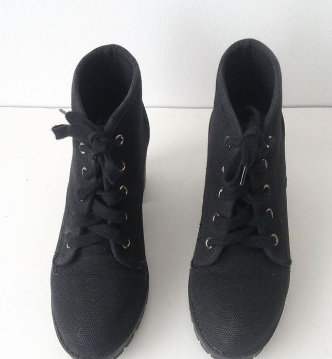 Botins de tacão alto