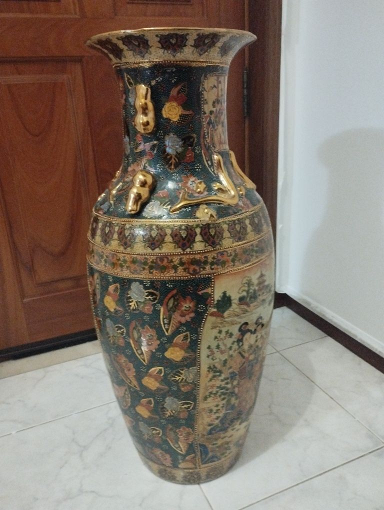 Vaso decorativo com gravuras