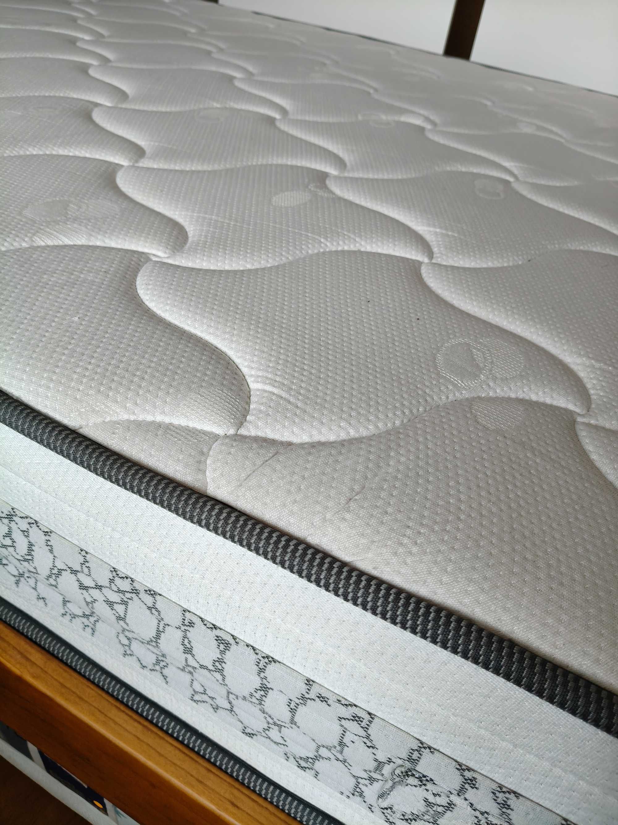 Cama robusta de madeira com colchão ortopédico e 1 mesa de cabeceira