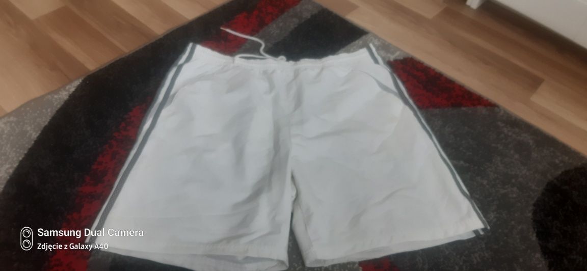 Sprzedam ładne białe spodenki białe firmy adidas xl,nie zniszczone .