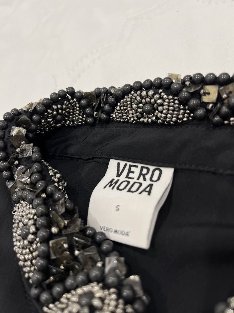 Czarna koszula z eleganckim kołnieżem s vero moda
