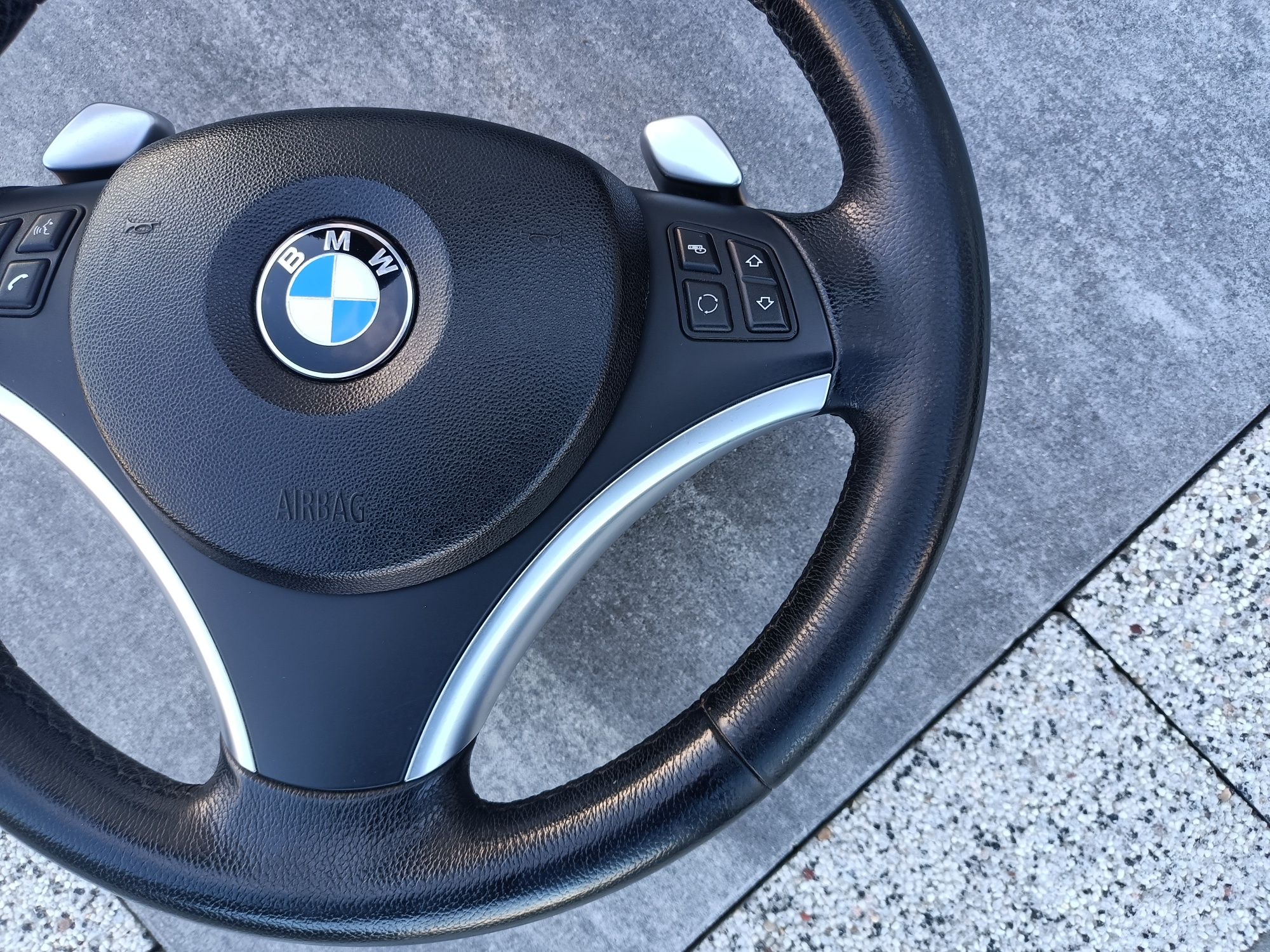 Kierownica M sport z łopatkami BMW E90 E91 E92 E93 E81 E87 E82 E88 X1